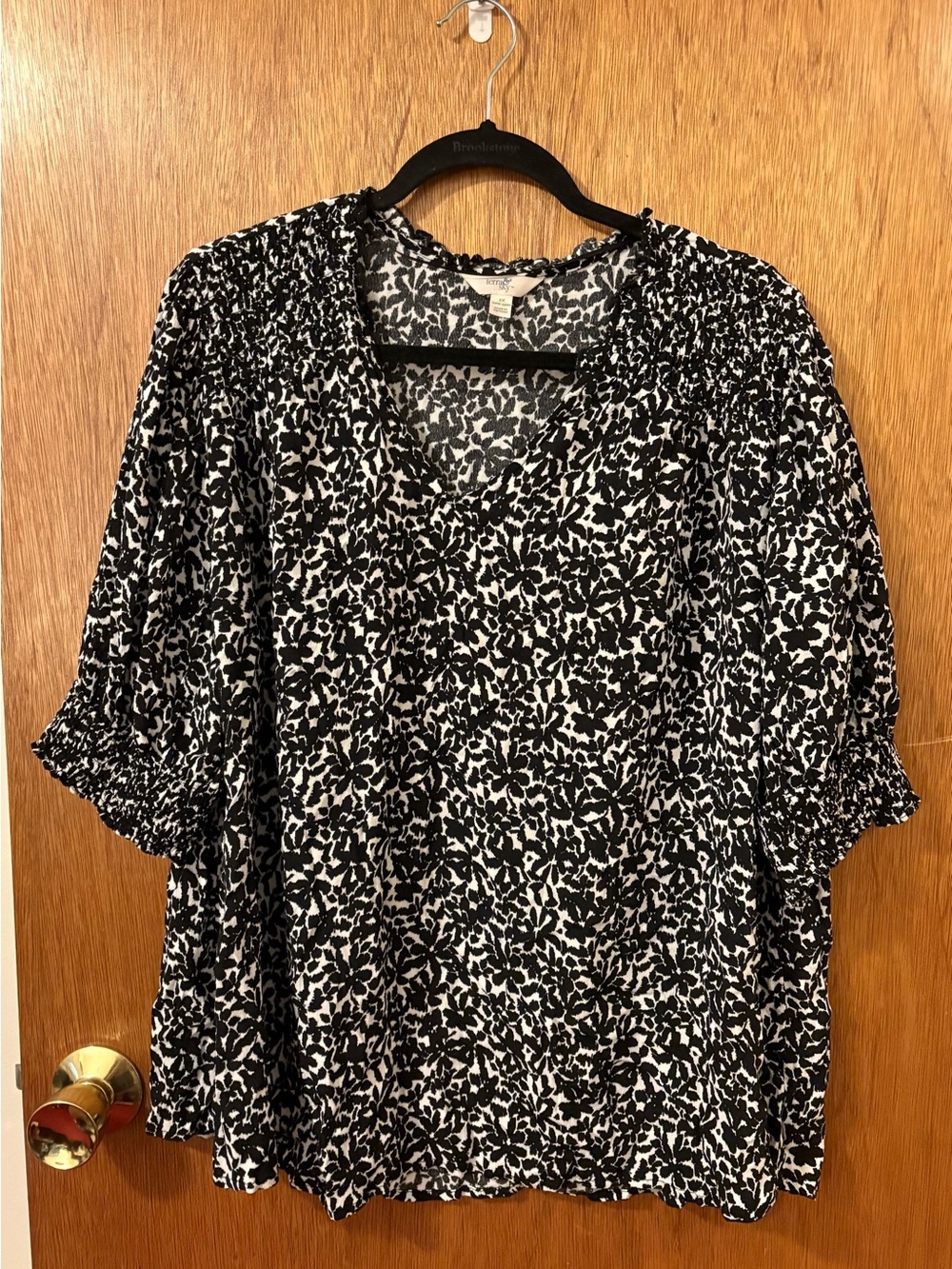 Terra & Sky Black & White Floral Print V-Neck Puff Sleeve Blouse
